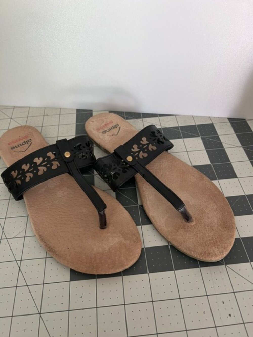 ALPINE SWISS Black Sandals flip-flop thong cutout leather design t-strap size 8